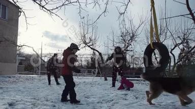 一家人在晴朗的冬日玩雪